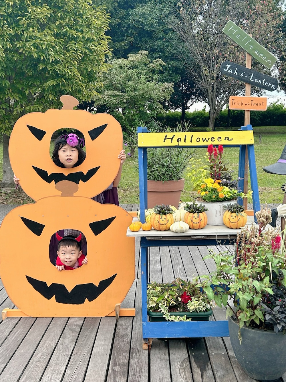 「ハロウィン、ハロウィンコーデ、halloween、姉弟、秋コーデ、チェック、チェッカーず2023、靴下オタク、ロンT、カジュアルコーデ、ブーツ、休日スタイル、スニーカー、お出かけコーデ、シンプルコーデ」|「pinaの購入品 BIEN JOIE/ Checked pants Msize(100) 1,980円 ig:@pina_2023_closet(スラックス、グリーン系)」を使った、lenlen23さん(キッズ・100cm)の秋コーディネートの3枚目の写真