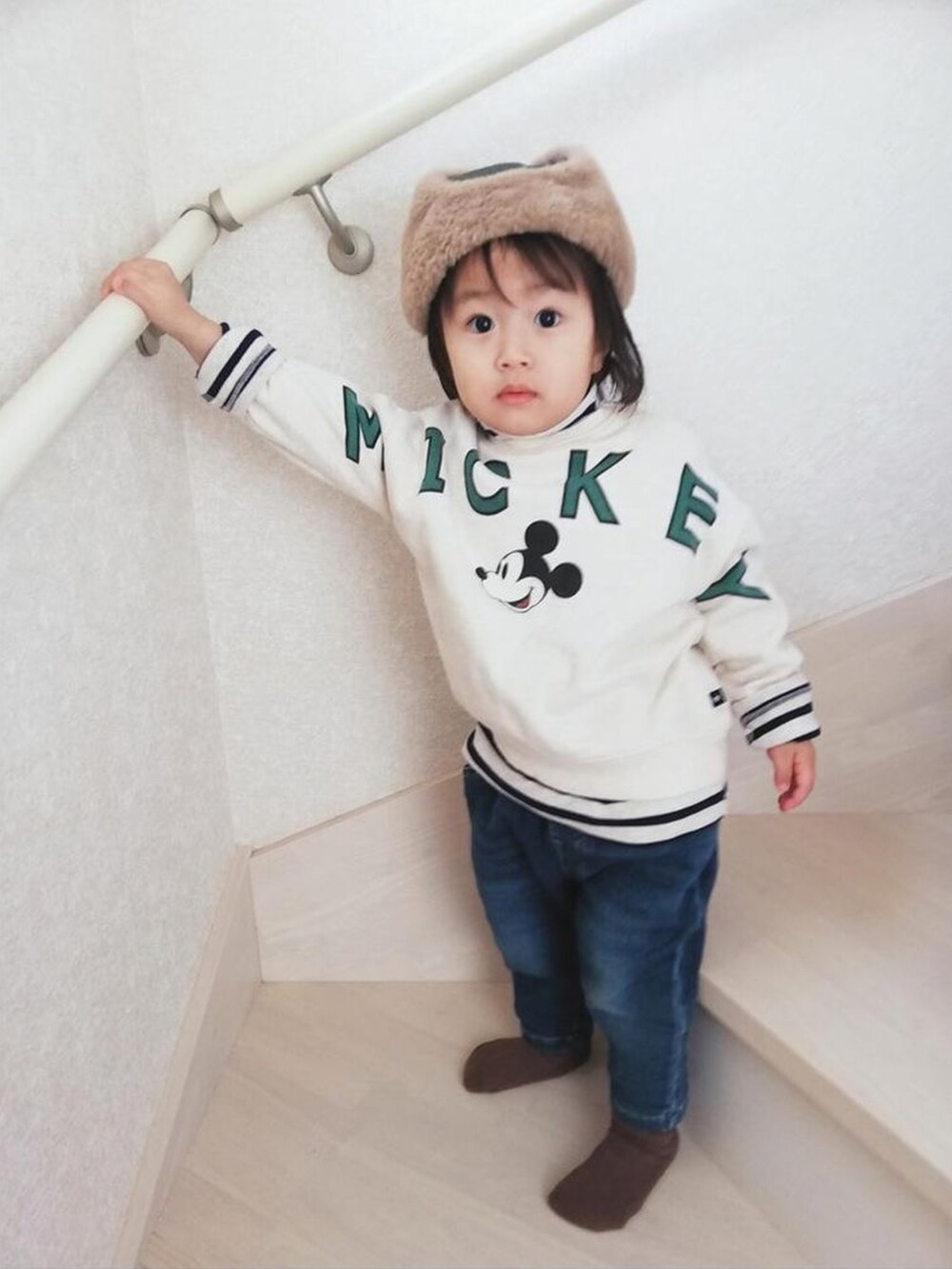 その他のTシャツ/カットソー、ベージュ系のスウェット、ブルー系のデニムパンツを着用したキッズの冬コーディネートの2枚目の写真