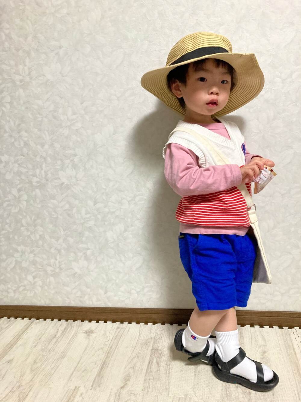 ピンク系のトップス、ホワイト系のベスト、ホワイト系のベストを着用したキッズの春コーディネートの2枚目の写真