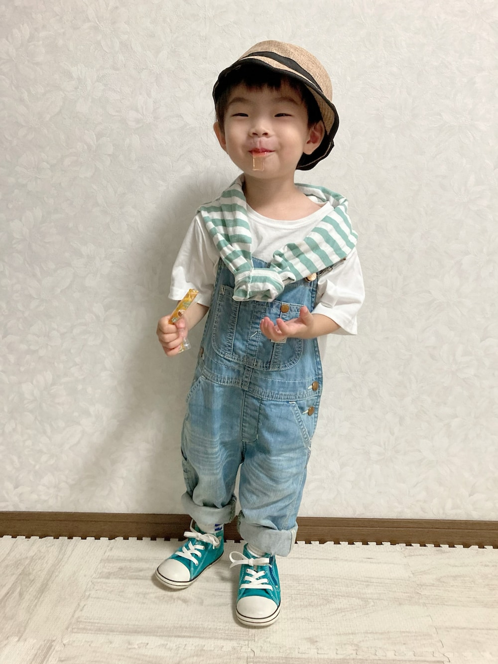 ホワイト系のTシャツ/カットソー、グリーン系のアンサンブル、グリーン系のスニーカーを着用したキッズの夏コーディネートの2枚目の写真