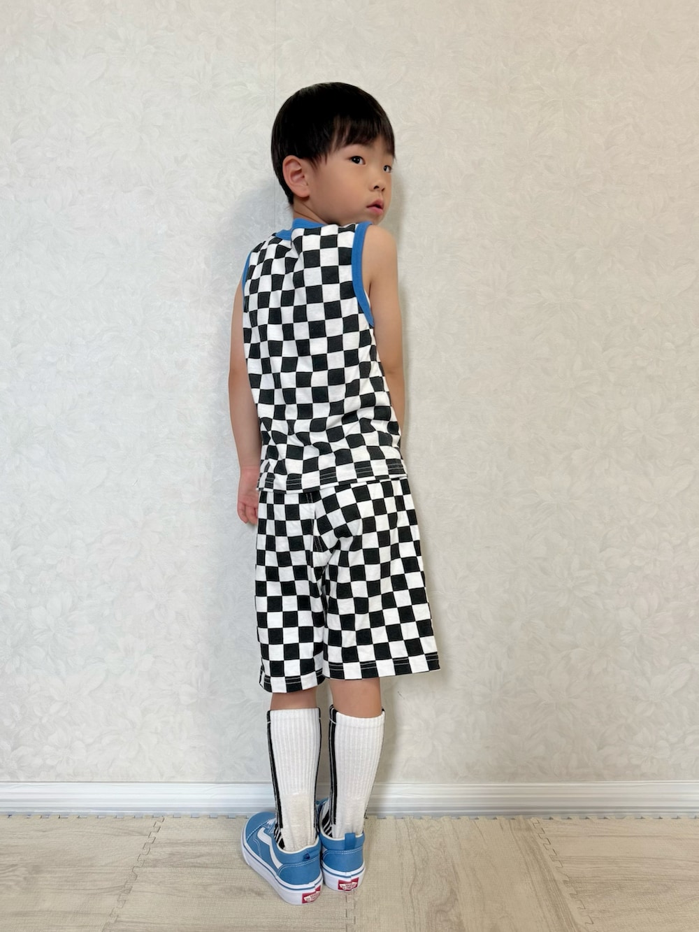 その他のその他パンツ、ブルー系のスニーカー、ブラック系のタンクトップを着用したキッズの夏コーディネートの5枚目の写真