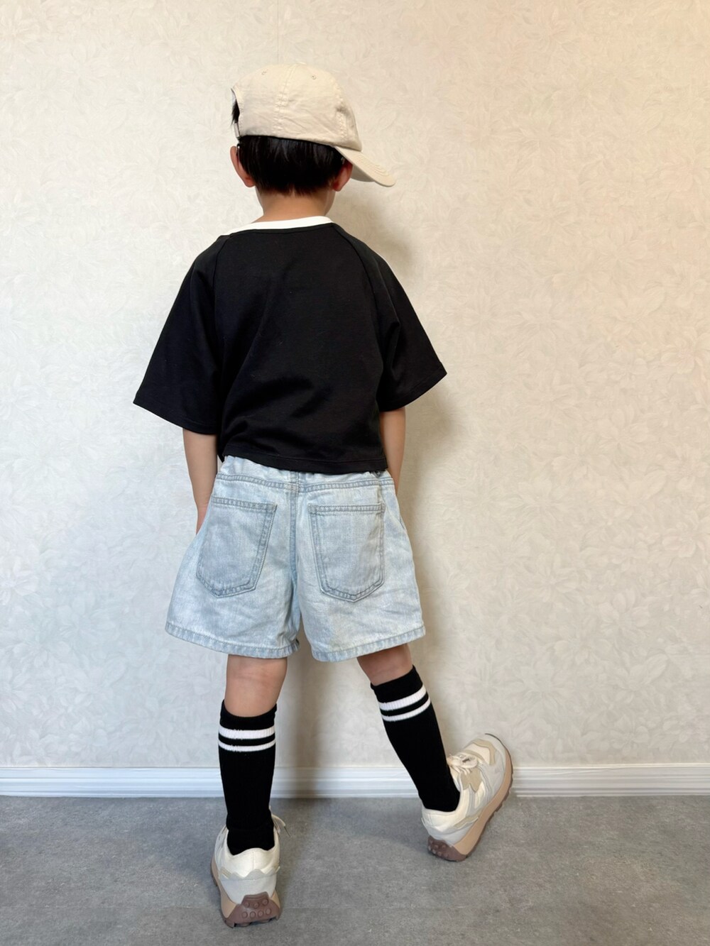 ホワイト系のスニーカー、ベージュ系のタンクトップ、パープル系のTシャツ/カットソーを着用したキッズの夏コーディネートの5枚目の写真