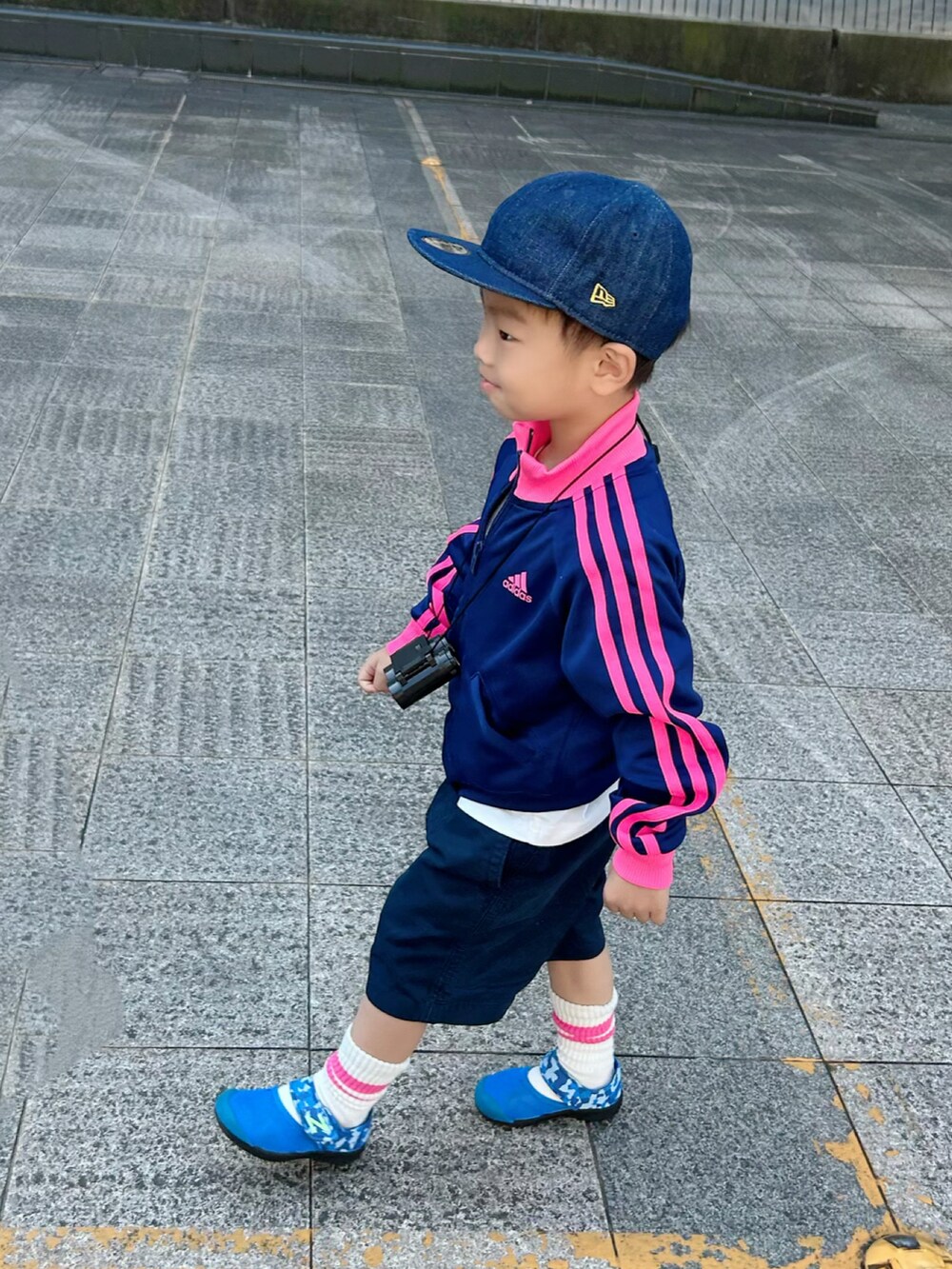 ホワイト系のTシャツ/カットソー、ブルー系のジャージ、ブルー系のその他パンツを着用したキッズの秋コーディネートの5枚目の写真