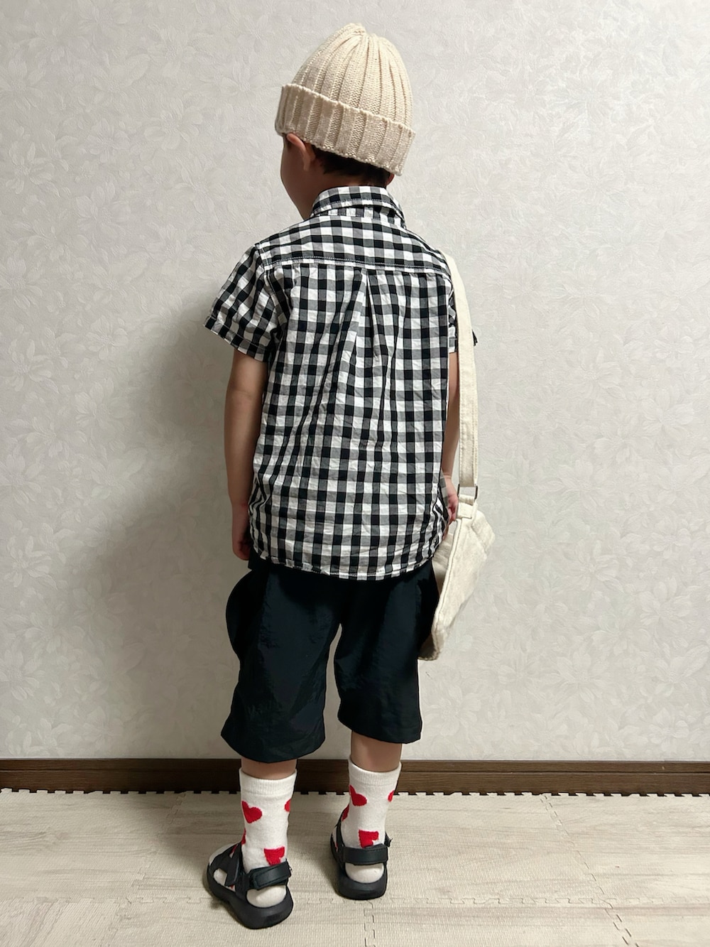 ブラック系のシャツ/ブラウス、ブラック系のカーゴパンツ、ブラック系のサンダルを着用したキッズの夏コーディネートの4枚目の写真