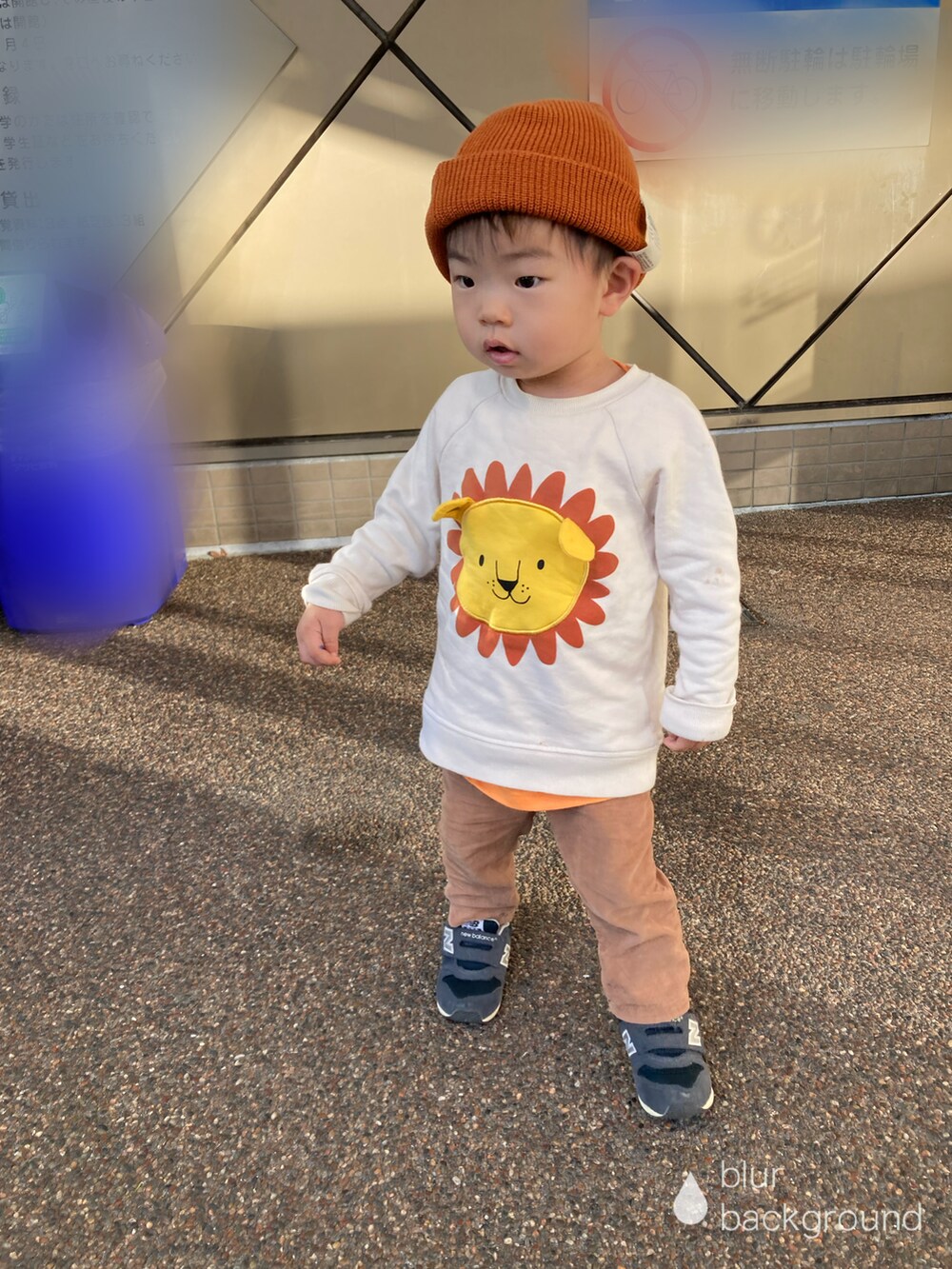 オレンジ系のタンクトップ、ベージュ系のスウェット、ブラウン系のパンツを着用したキッズの秋コーディネートの2枚目の写真