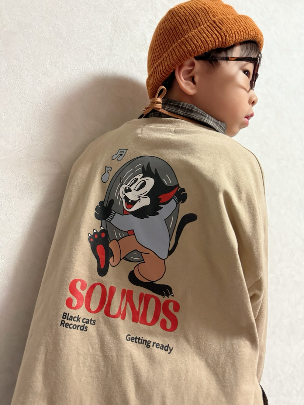 ブラウン系のその他パンツ、ベージュ系のTシャツ/カットソー、ブラウン系のシャツ/ブラウスを着用したキッズの秋コーディネートの5枚目の写真