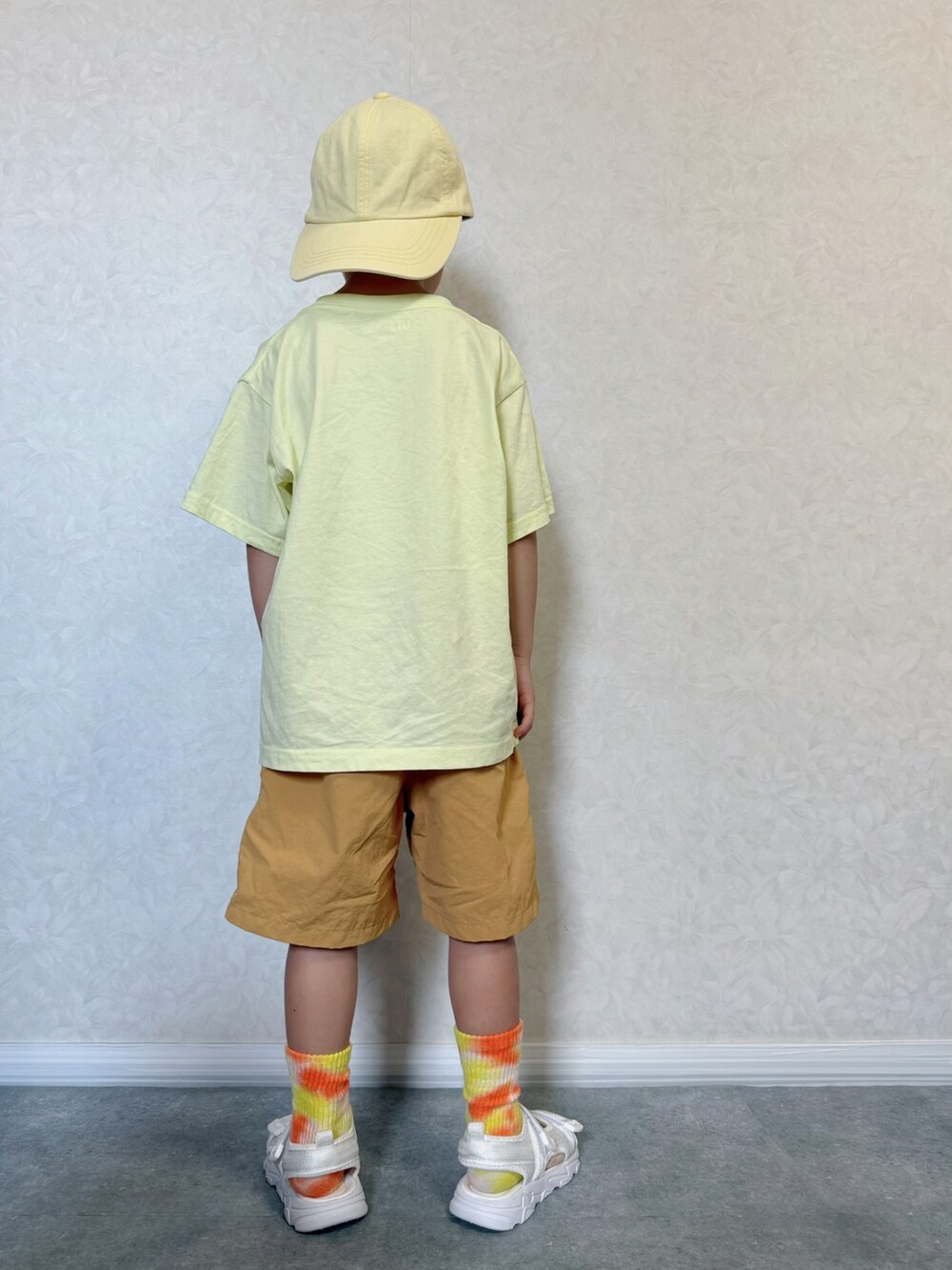 イエロー系のTシャツ/カットソー、ブラック系のパンツ、グレー系のパンツを着用したキッズの夏コーディネートの2枚目の写真