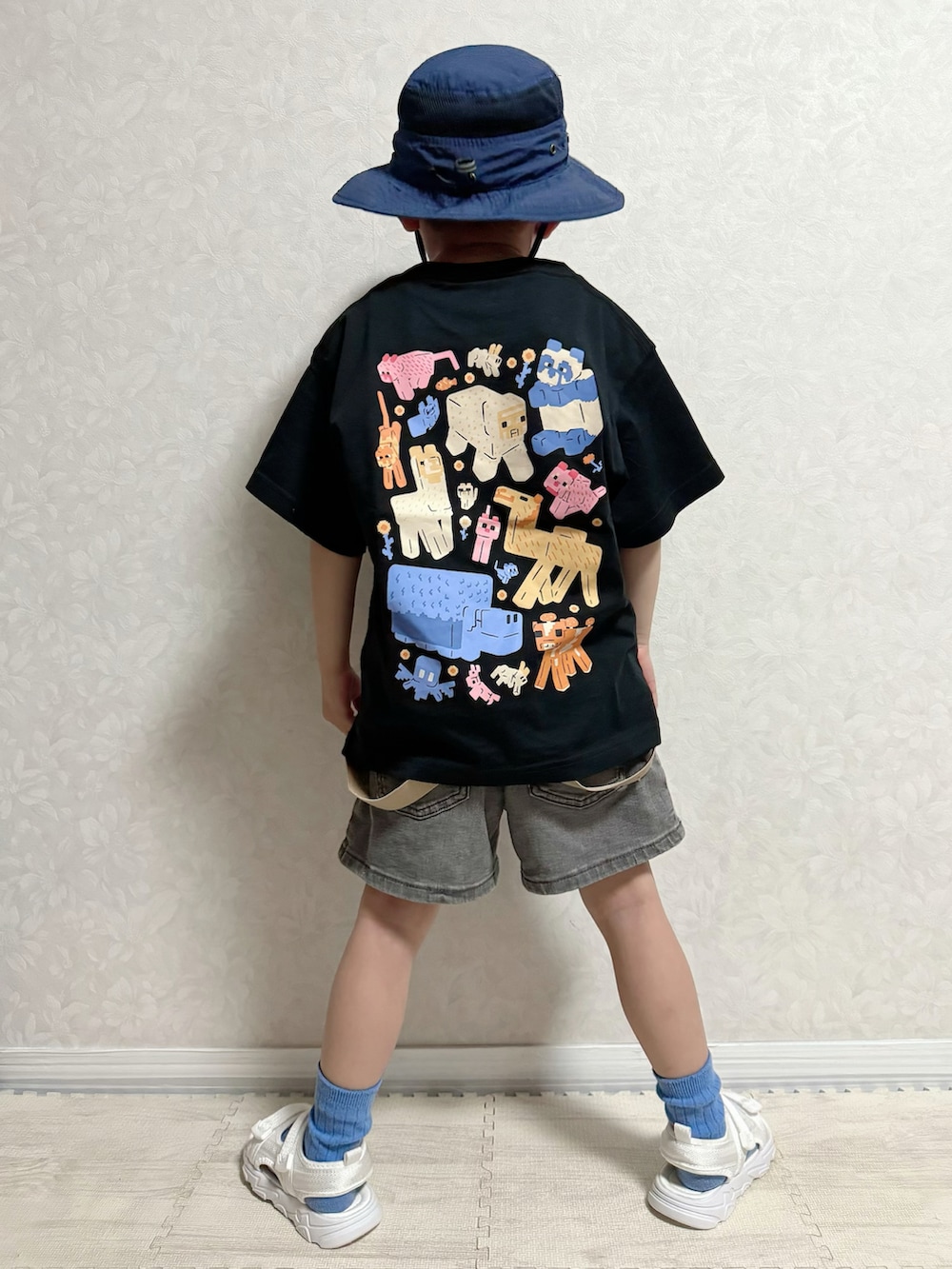 「春夏コーデ、アウトドアスタイル、サスペンダー、ハーフパンツ、ショートパンツ、Tシャツ、休日スタイル、サンダル、プチプラ、ハット、めがね、タックイン、シンプルコーデ、お出かけコーデ、モノトーン」｜「SHEINの男の子幼児 ツートーン サンハット ネイビーブルー 470円（ハット、ブルー系）」を使った、lenlen23さん（キッズ・100cm）の春コーディネートの5枚目の写真