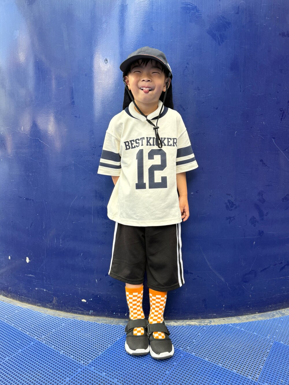 ブラック系のサンダル、ブラック系のパンツ、オレンジ系のソックス/靴下を着用したキッズの夏コーディネートの3枚目の写真