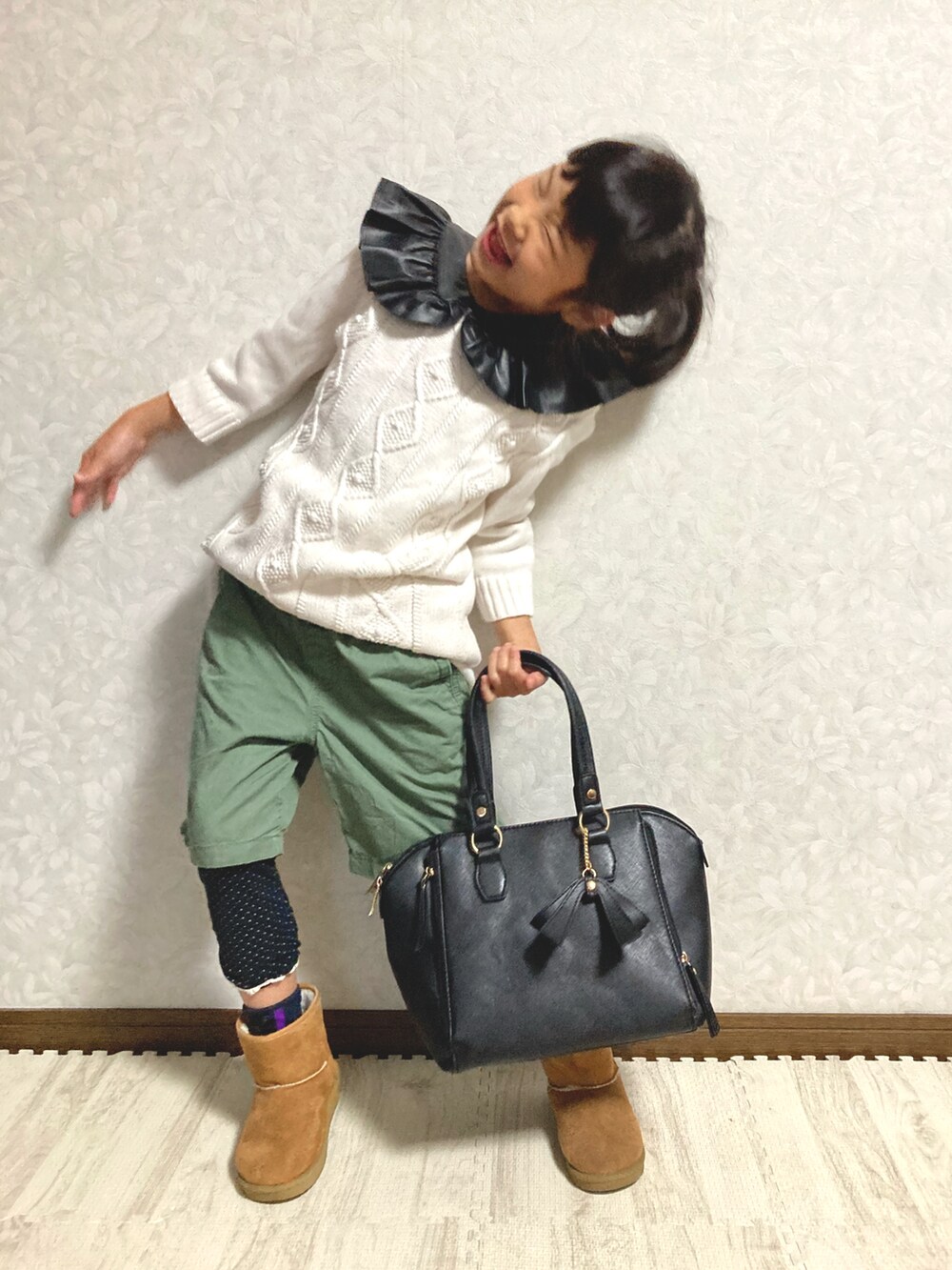 ホワイト系のワンピース、グリーン系のその他パンツ、ブラック系のトートバッグを着用したキッズの秋コーディネートの3枚目の写真