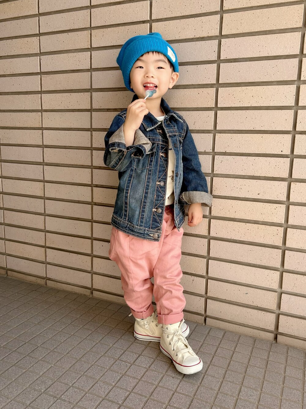 「お誕生日おめでとう！、ホワイトフェス、春コーデ、カジュアルコーデ、シンプルコーデ、カラーパンツ、休日スタイル、デニム、プチプラ、古着MIX、コンバース、ビタミンカラー、レイヤードスタイル、ジャケットスタイル、スニーカー」｜「DONOBANの858円→92円 84円まで値下がってた😆（ニットキャップ/ビーニー、ブルー系）」を使った、lenlen23さん（キッズ・90cm）の春コーディネートの3枚目の写真