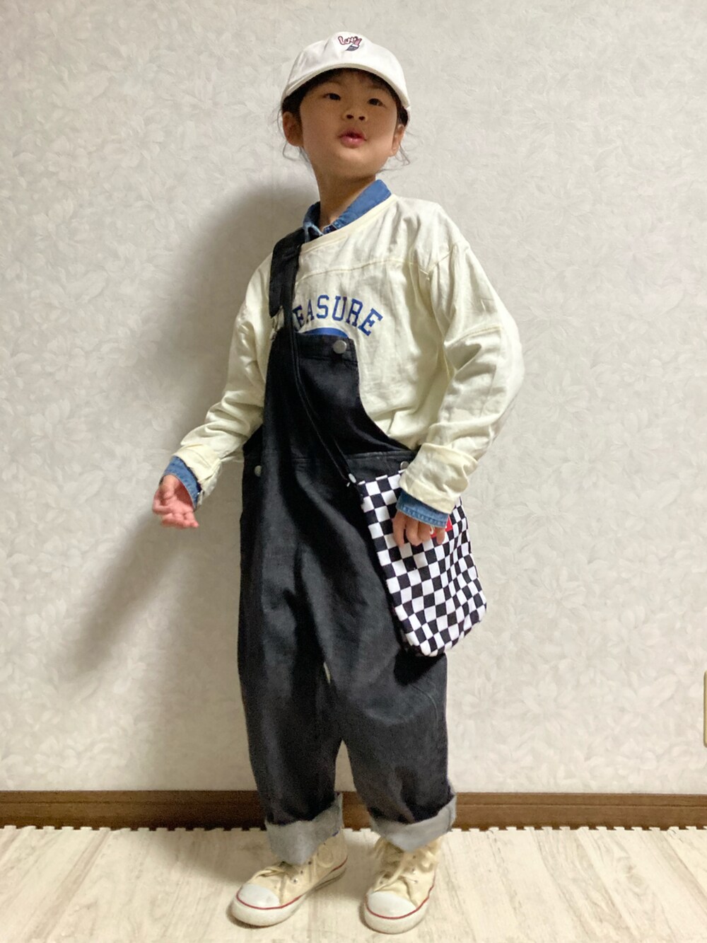 ホワイト系のTシャツ/カットソー、ブルー系のシャツ/ブラウス、ブラック系のサロペット/オーバーオールを着用したキッズの冬コーディネートの2枚目の写真