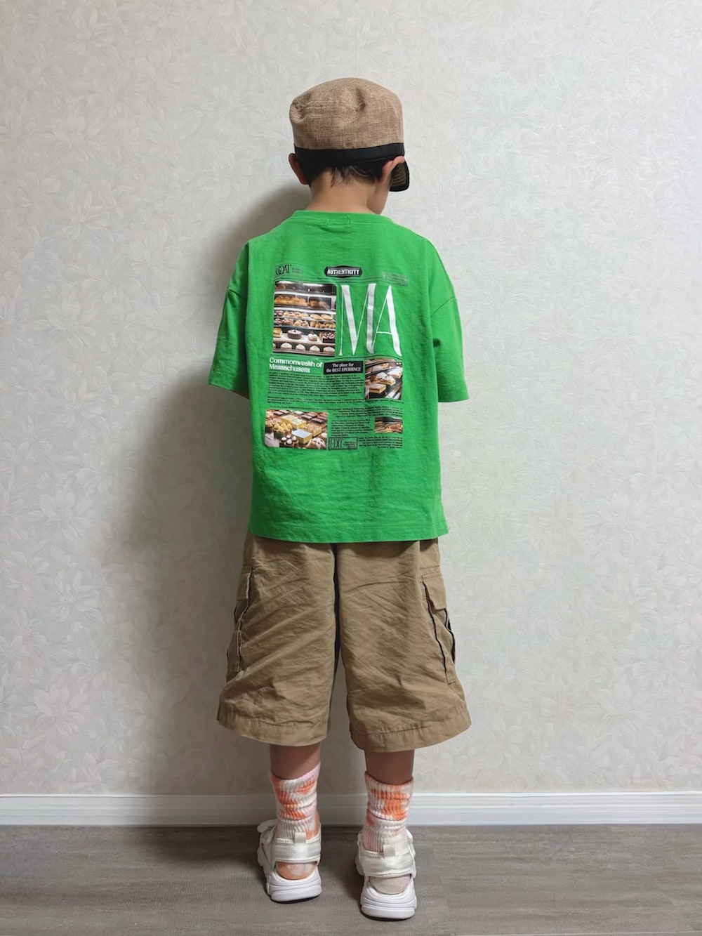 グリーン系のTシャツ/カットソー、ベージュ系のベスト、オレンジ系のショルダーバッグを着用したキッズの春コーディネートの4枚目の写真
