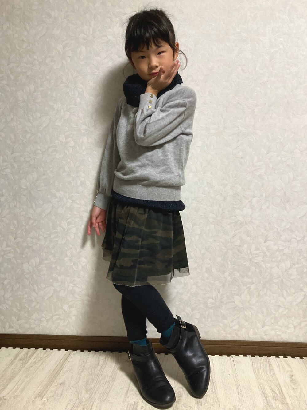 ブラック系のニット/セーター、グレー系のニット/セーター、グリーン系のマウンテンパーカーを着用したキッズの秋コーディネートの4枚目の写真