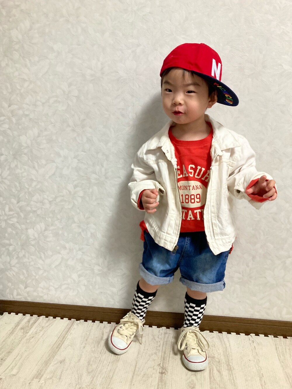 ホワイト系のデニムジャケット、レッド系のTシャツ/カットソー、ブルー系のデニムパンツを着用したキッズの春コーディネートの4枚目の写真