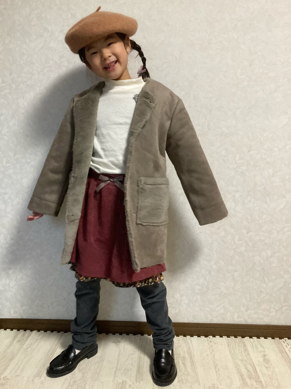 ホワイト系のTシャツ/カットソー、グレー系のカーディガン/ボレロ、パープル系のスカートを着用したキッズの冬コーディネートの5枚目の写真