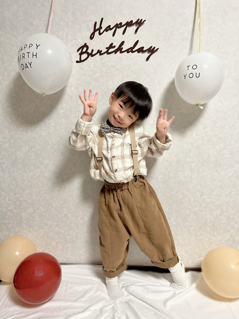 ベージュ系のシャツ/ブラウス、ブラウン系のチノパンツ、ベージュ系のブーツを着用したキッズの秋コーディネートの3枚目の写真