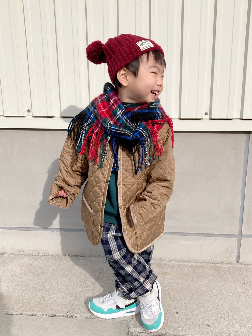 グリーン系のブルゾン、グリーン系のスウェット、ブルー系のその他パンツを着用したキッズの冬コーディネートの2枚目の写真