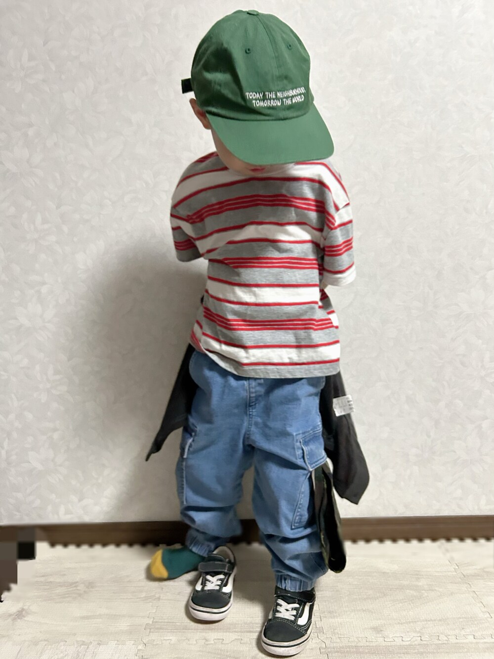 グレー系のTシャツ/カットソー、ブラック系のカーディガン/ボレロ、ブルー系のデニムパンツを着用したキッズの春コーディネートの4枚目の写真