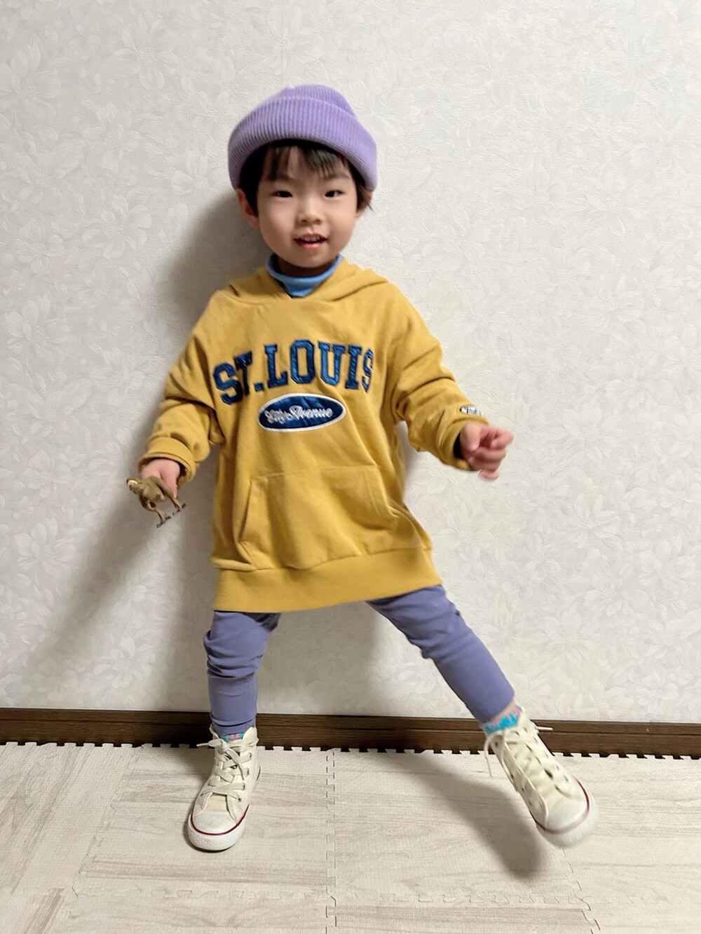 ブルー系のTシャツ/カットソー、イエロー系のパーカー、パープル系のその他パンツを着用したキッズの冬コーディネートの2枚目の写真