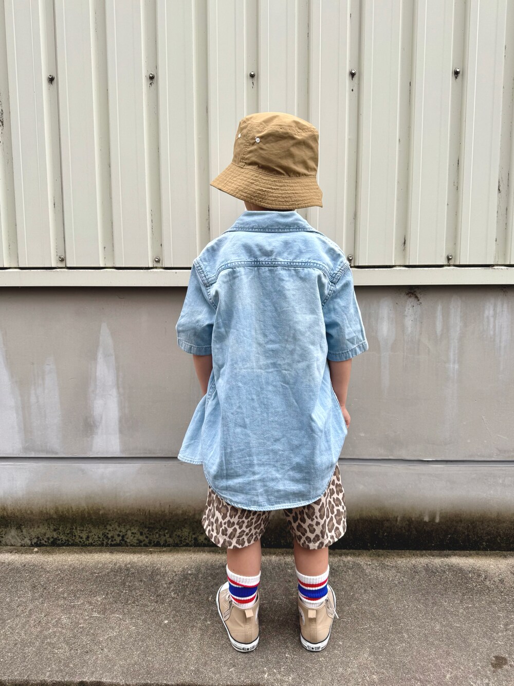 ホワイト系のTシャツ/カットソー、ブルー系のシャツ/ブラウス、ベージュ系のその他パンツを着用したキッズの春コーディネートの5枚目の写真