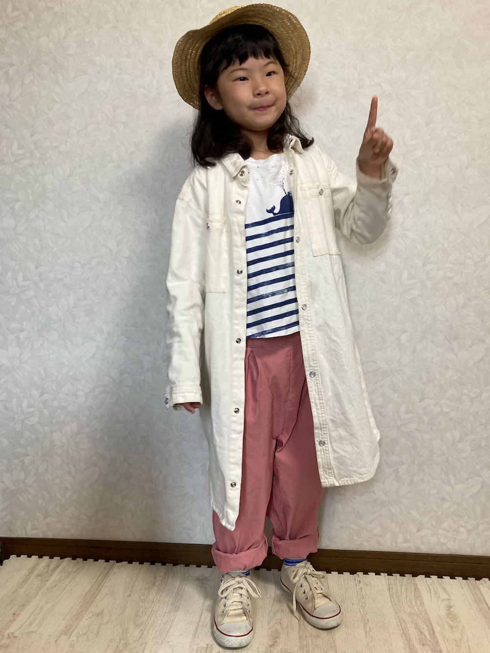 ホワイト系のTシャツ/カットソー、ホワイト系のワンピース、ピンク系のその他パンツを着用したキッズの春コーディネートの2枚目の写真