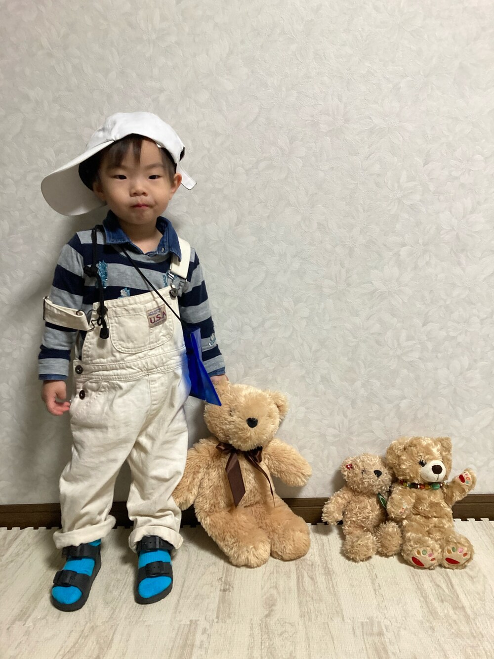 ブルー系のシャツ/ブラウス、グレー系のTシャツ/カットソー、ホワイト系のサロペット/オーバーオールを着用したキッズの春コーディネートの4枚目の写真