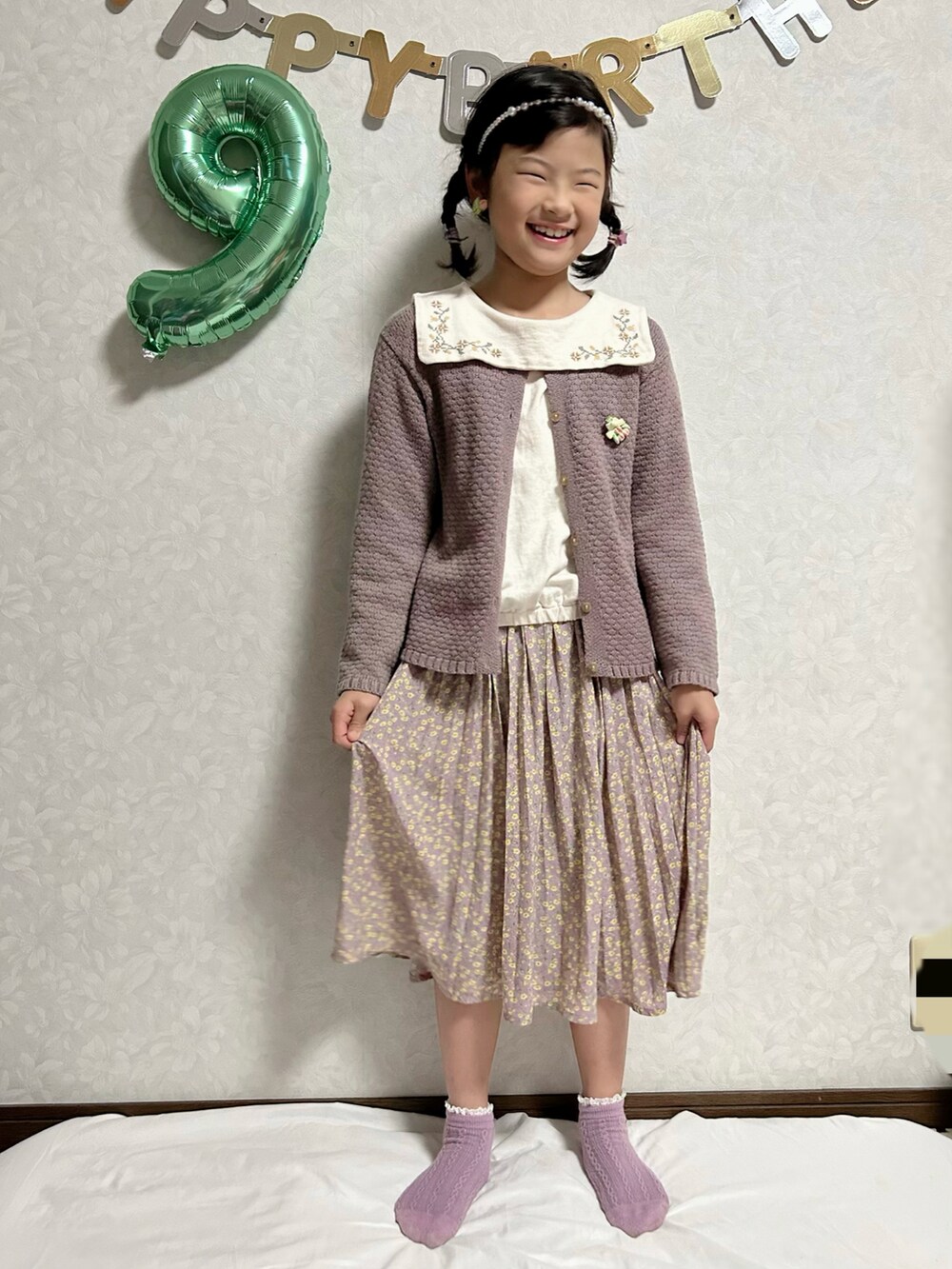 「ファッションを楽しもう、マフラーフェス、秋コーデ、ワントーンコーデ、淡色コーデ、カジュアルガーリー、カジュアルコーデ、カーディガン、スカート、プリーツスカート、靴下オタク、レイヤードスタイル、プチプラ、いつもありがとうございます、スウィーツ同盟会」｜「しまむらの3点ハナPLカチューシャ 中金 539円 no.330-2072（カチューシャ、ゴールド系）」を使った、lenlen23さん（キッズ・130cm）の秋コーディネートの2枚目の写真