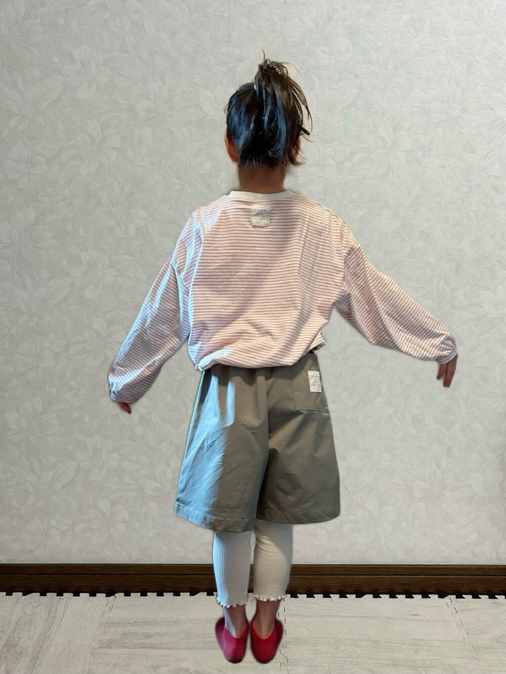 ピンク系のTシャツ/カットソー、グリーン系のパンツ、グリーン系のスニーカーを着用したキッズの冬コーディネートの5枚目の写真