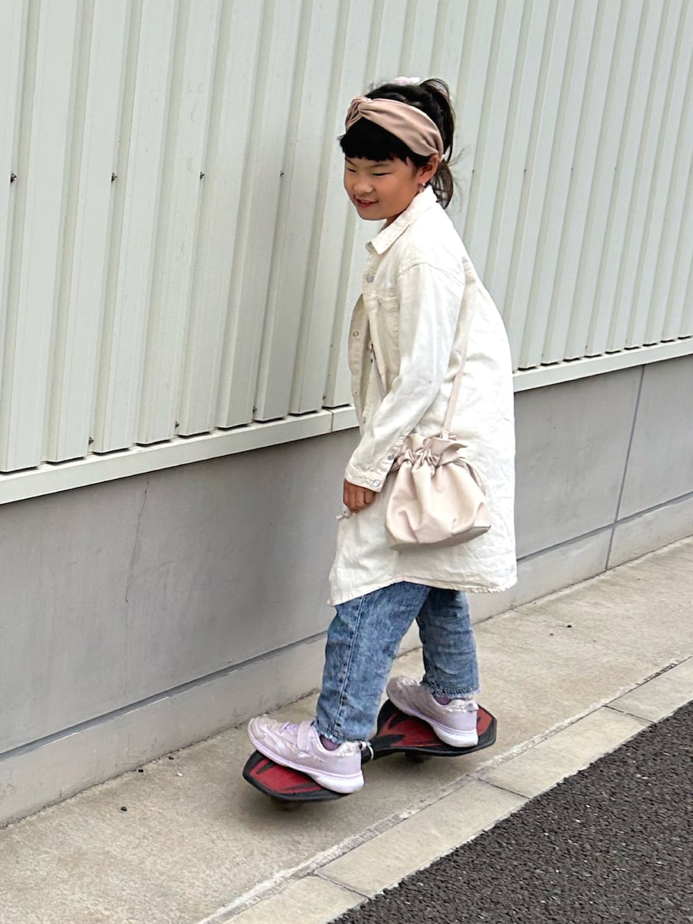 ブルー系のTシャツ/カットソー、ホワイト系のワンピース、ブルー系のデニムパンツを着用したキッズの春コーディネートの4枚目の写真