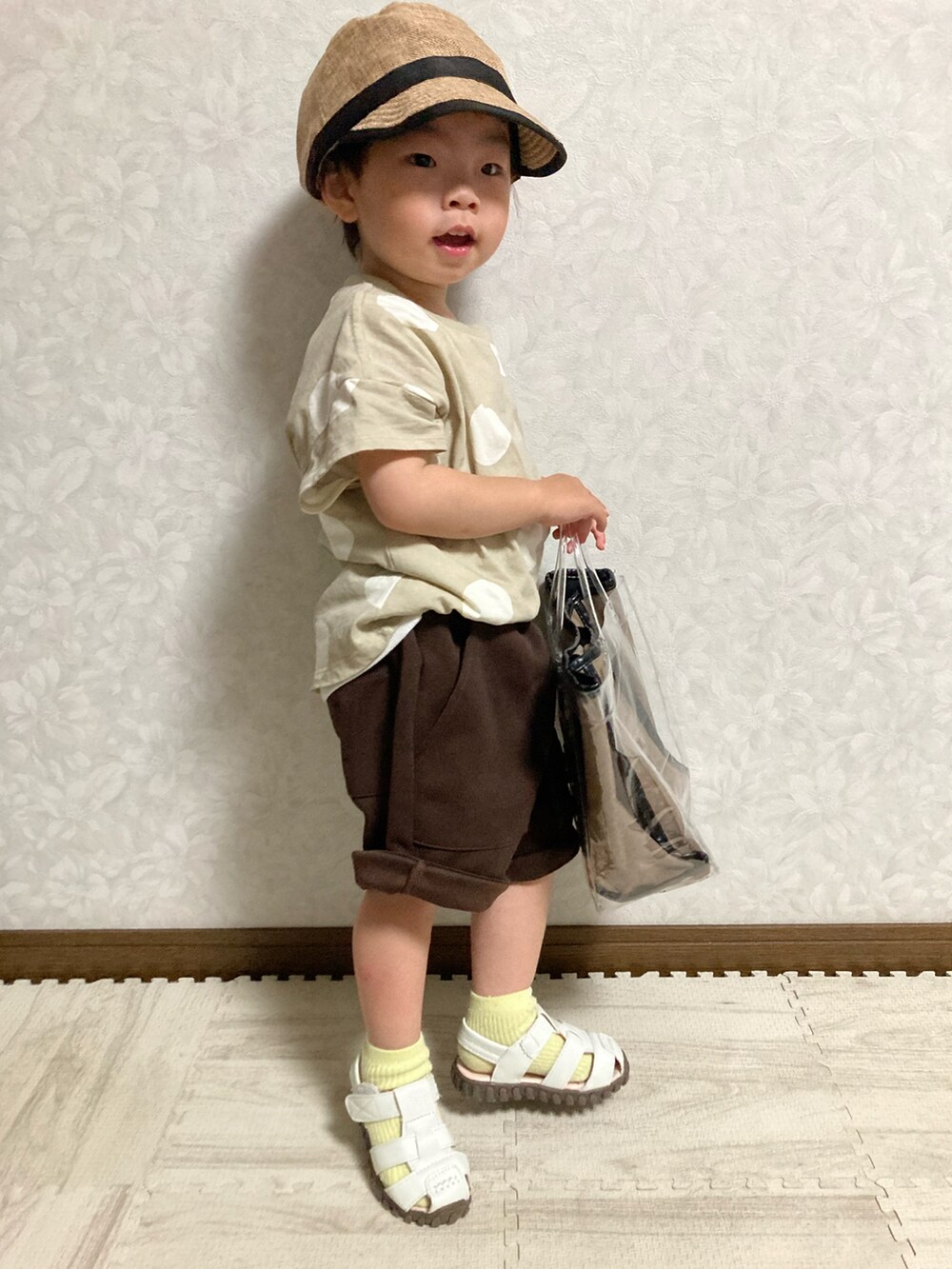 ホワイト系のタンクトップ、ベージュ系のTシャツ/カットソー、ブラウン系のパンツを着用したキッズの春コーディネートの3枚目の写真