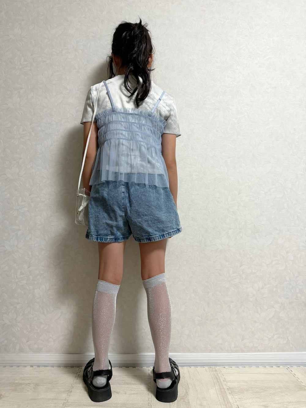 グレー系のTシャツ/カットソー、ブルー系のアンサンブル、ブルー系のデニムスカートを着用したキッズの夏コーディネートの2枚目の写真