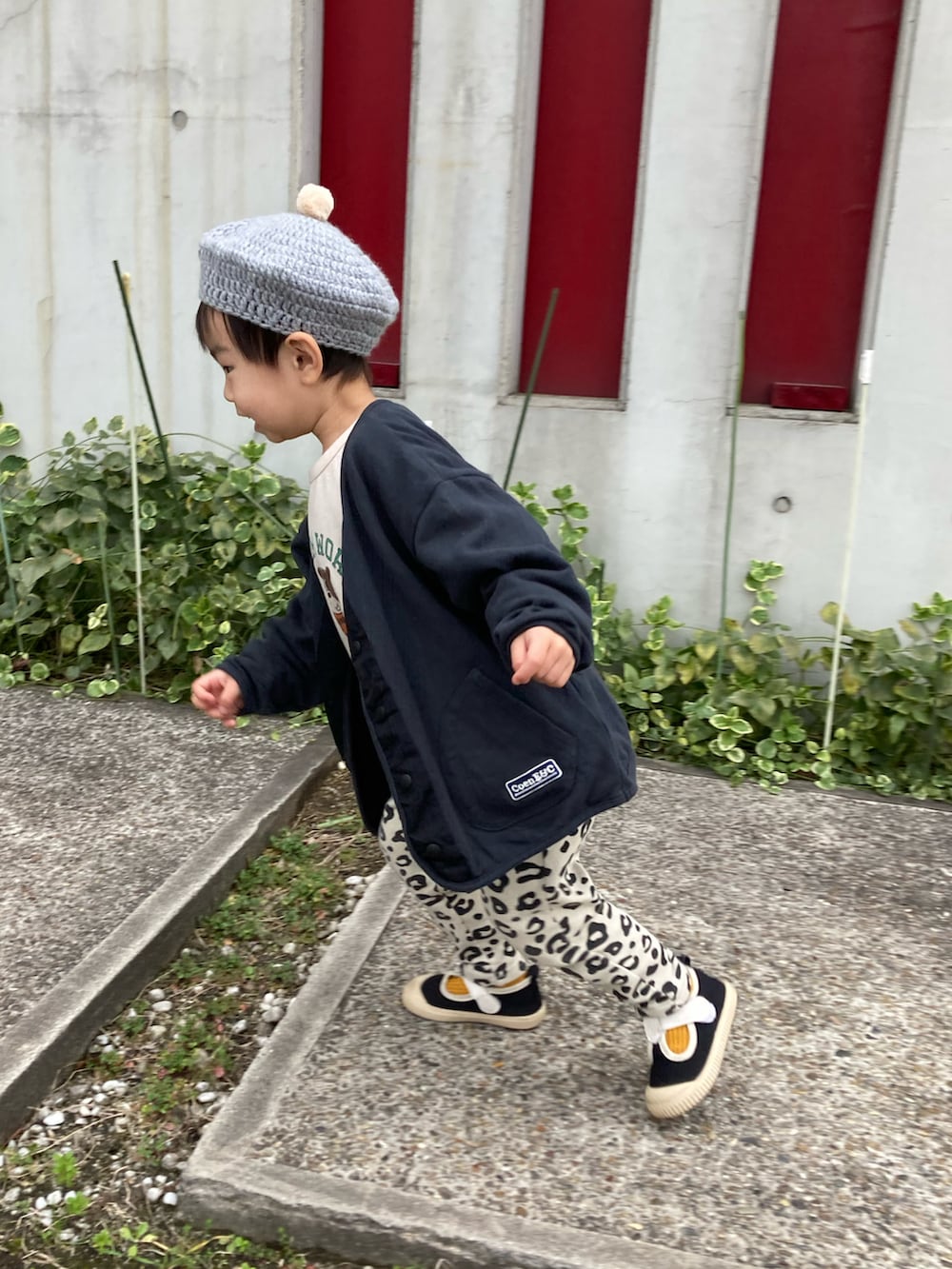 ベージュ系のスウェット、ブラック系のカーディガン/ボレロ、ベージュ系のスウェットパンツを着用したキッズの冬コーディネートの5枚目の写真