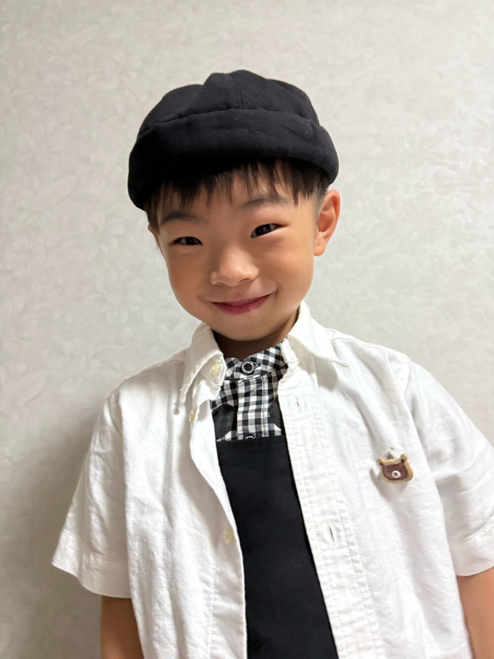 ブラック系のサンダル、ブラック系のシャツ/ブラウス、ホワイト系のシャツ/ブラウスを着用したキッズの夏コーディネートの4枚目の写真