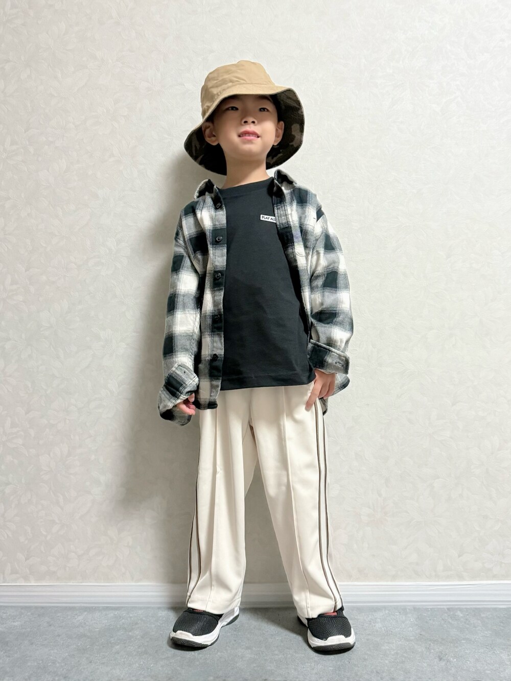 ブラック系のサンダル、ホワイト系のシャツ/ブラウス、ブラック系のTシャツ/カットソーを着用したキッズの秋コーディネートの2枚目の写真
