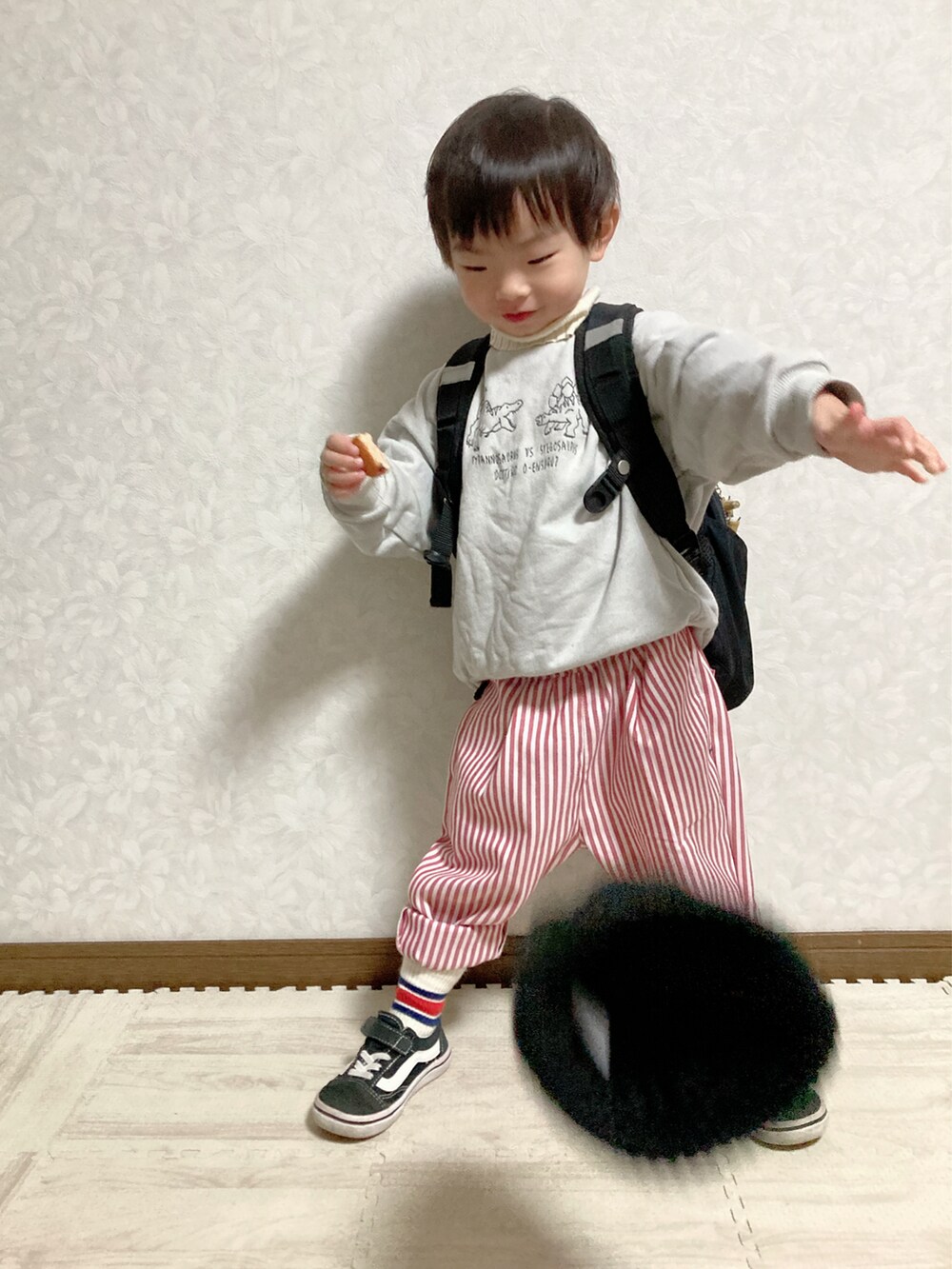 グレー系のスウェット、ホワイト系のニット/セーター、レッド系のその他パンツを着用したキッズの冬コーディネートの3枚目の写真