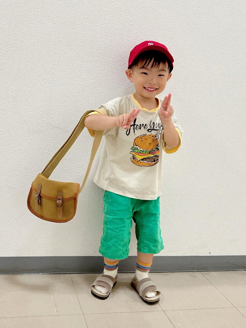 ホワイト系のTシャツ/カットソー、グリーン系のその他パンツ、ブラウン系のショルダーバッグを着用したキッズの夏コーディネートの2枚目の写真