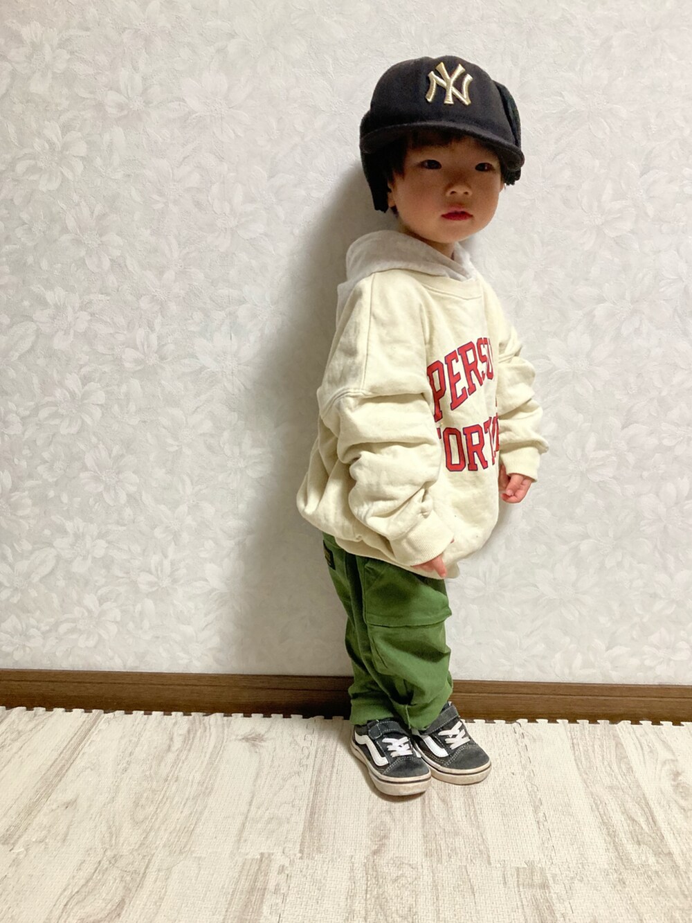 ベージュ系のブルゾン、ホワイト系のスウェット、グリーン系のパンツを着用したキッズの冬コーディネートの4枚目の写真