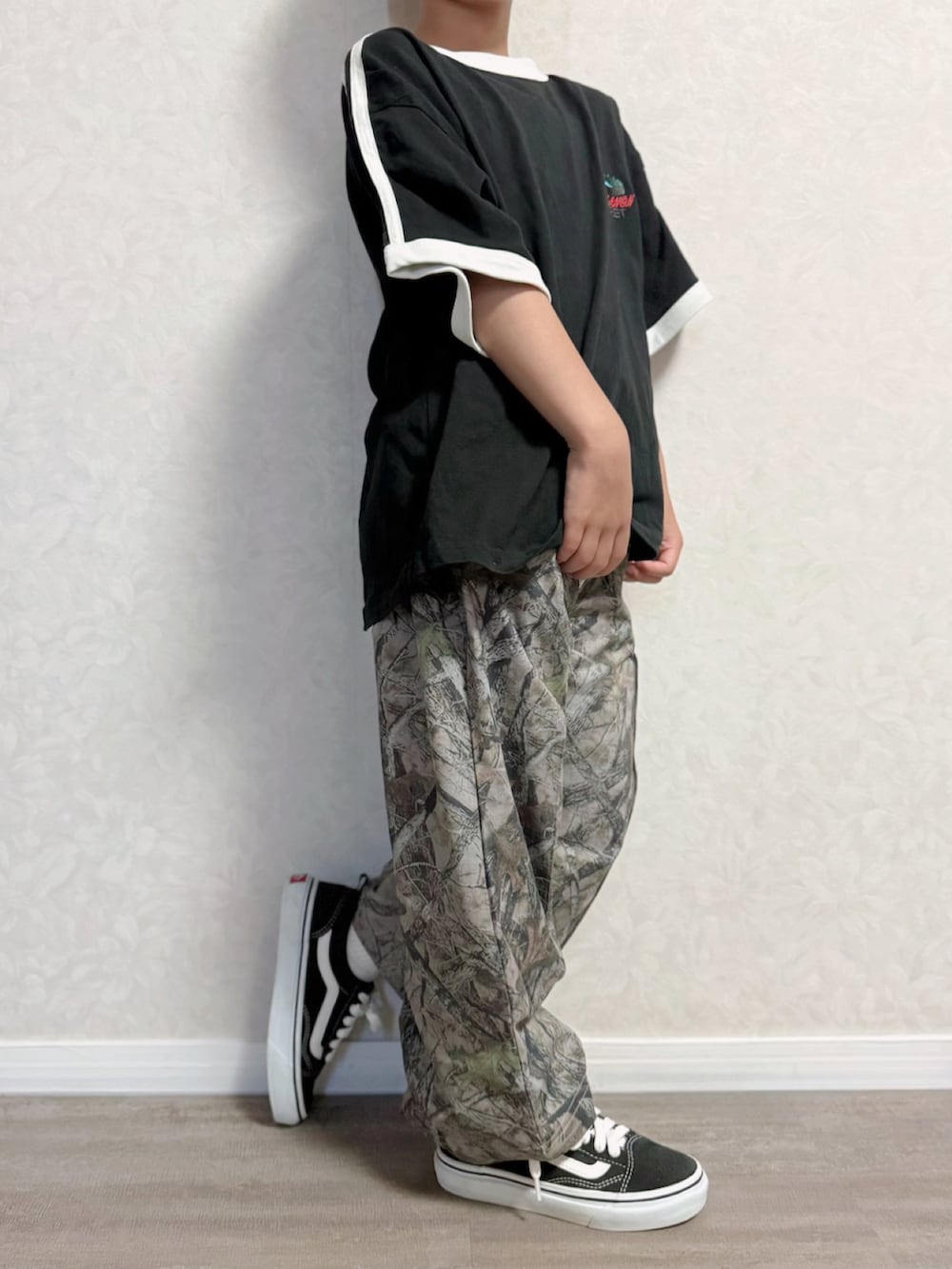 ブラック系のセットアップ、ベージュ系のその他パンツ、ブラック系のスニーカーを着用したキッズの夏コーディネートの4枚目の写真