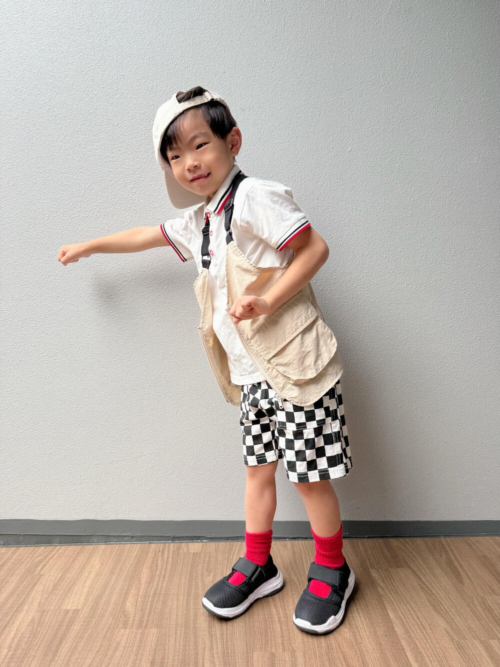 ベージュ系のベスト、ホワイト系のポロシャツ、その他のその他パンツを着用したキッズの夏コーディネートの4枚目の写真