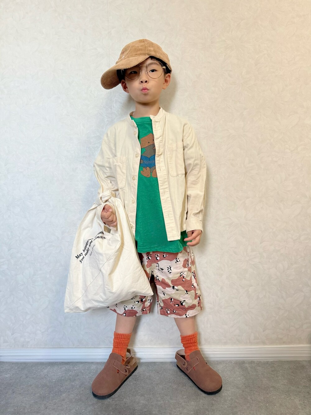 ホワイト系のシャツ/ブラウス、その他のその他パンツ、グリーン系のTシャツ/カットソーを着用したキッズの秋コーディネートの3枚目の写真