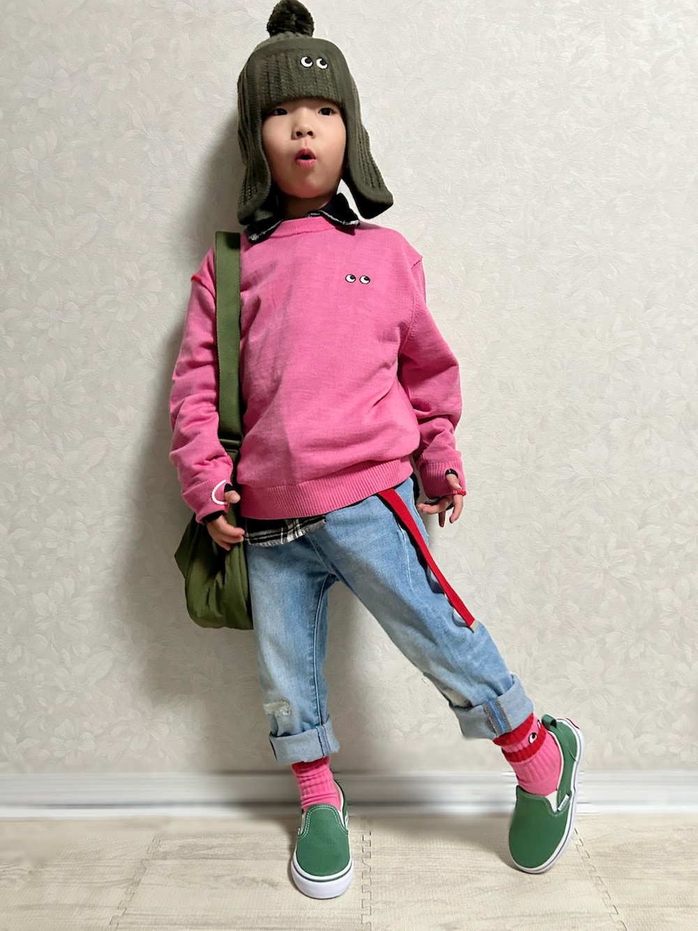 ピンク系のニット/セーター、ブラック系のシャツ/ブラウス、グリーン系のショルダーバッグを着用したキッズの秋コーディネートの3枚目の写真