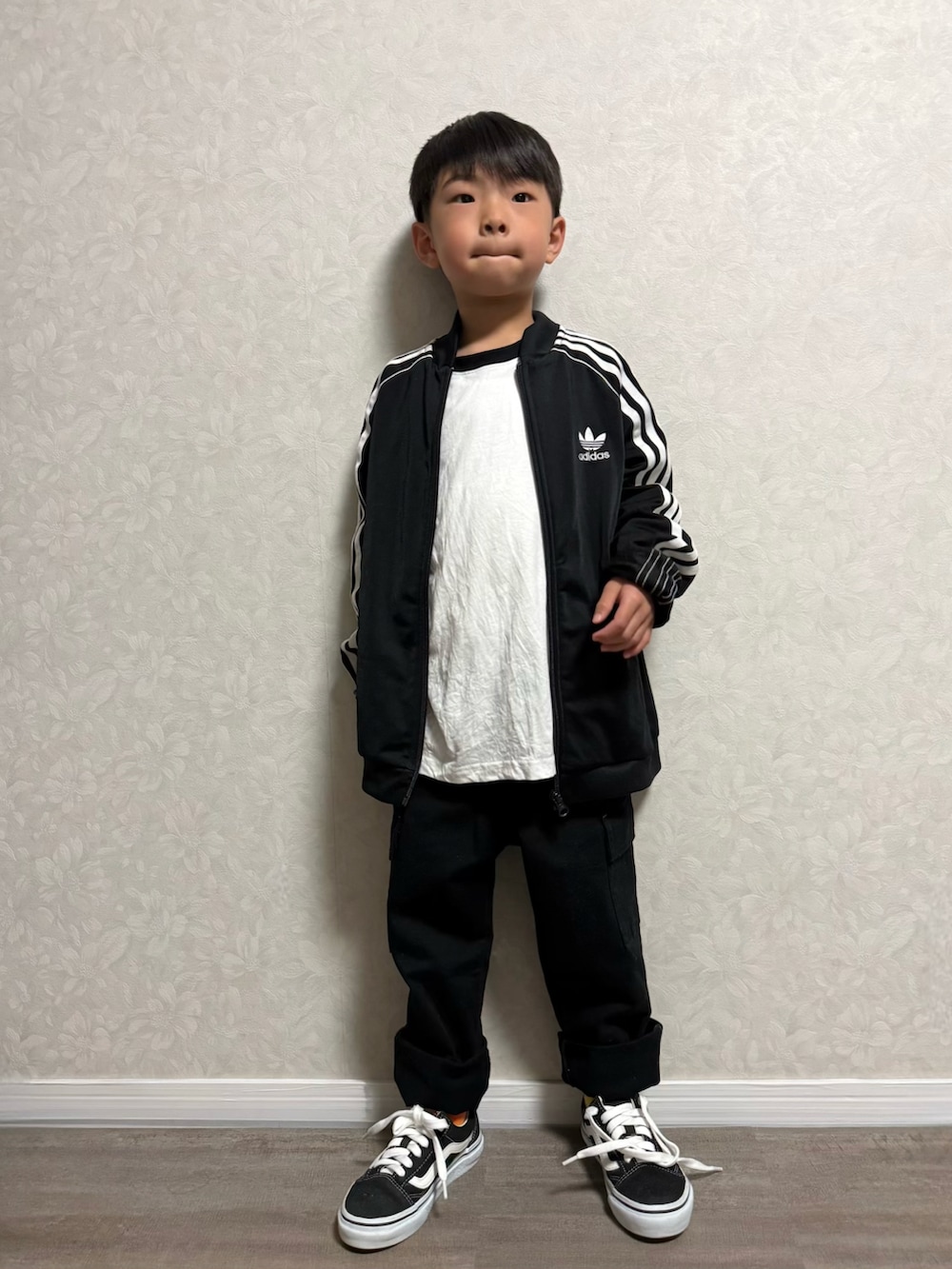 ホワイト系のTシャツ/カットソー、ブラック系のジャージ、ブラック系のスニーカーを着用したキッズの春コーディネートの3枚目の写真