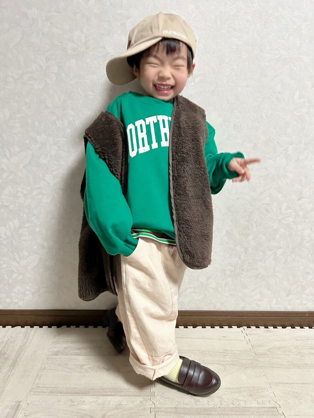 グリーン系のTシャツ/カットソー、グリーン系のスウェット、ベージュ系のチノパンツを着用したキッズの冬コーディネートの5枚目の写真