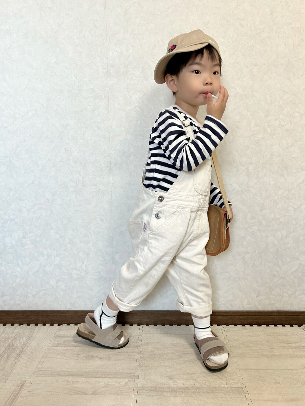 ブルー系のTシャツ/カットソー、ホワイト系のサロペット/オーバーオール、ブラウン系のショルダーバッグを着用したキッズの春コーディネートの2枚目の写真