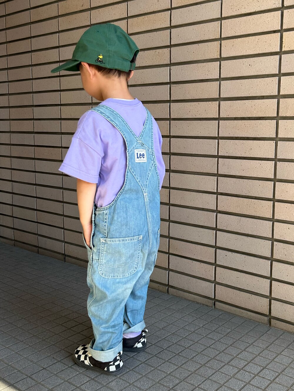 パープル系のTシャツ/カットソー、ブルー系のサロペット/オーバーオール、その他のスリッポンを着用したキッズの夏コーディネートの5枚目の写真