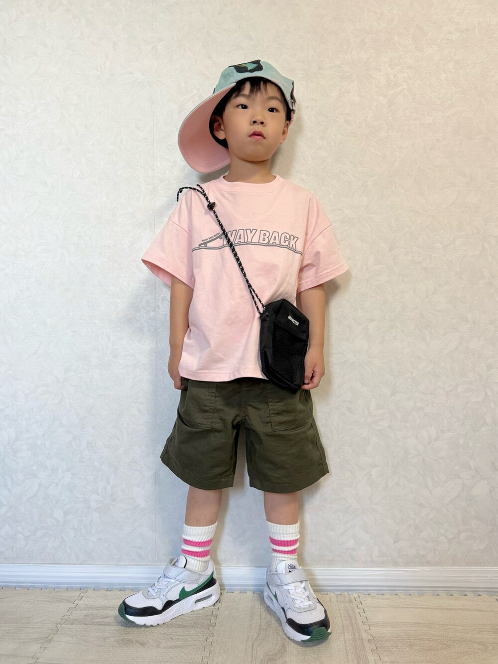 ホワイト系のスニーカー、ホワイト系のスニーカー、ピンク系のTシャツ/カットソーを着用したキッズの夏コーディネートの2枚目の写真