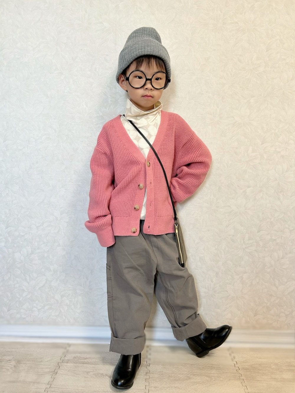グレー系のTシャツ/カットソー、ピンク系のカーディガン/ボレロ、グレー系のカーゴパンツを着用したキッズの秋コーディネートの4枚目の写真