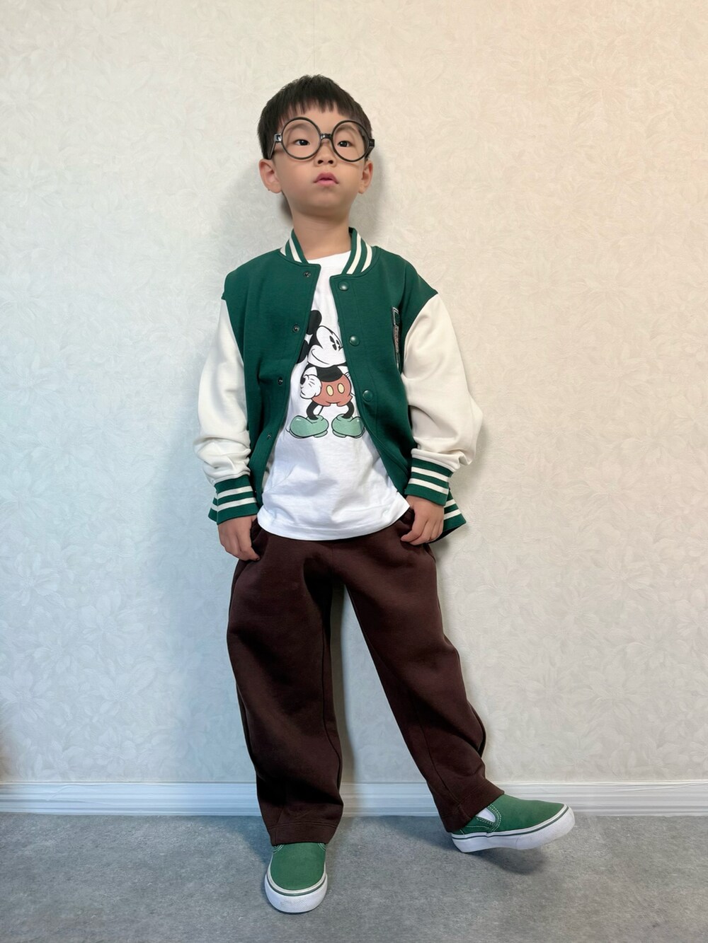 ブラウン系のショルダーバッグ、グリーン系のスリッポン、ホワイト系のTシャツ/カットソーを着用したキッズの秋コーディネートの4枚目の写真