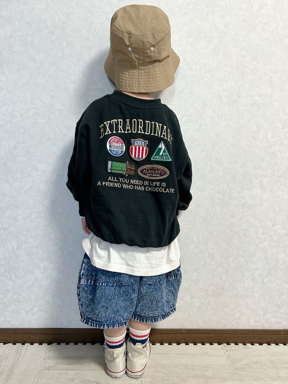 グレー系のスウェット、ホワイト系のTシャツ/カットソー、ブルー系のデニムパンツを着用したキッズの春コーディネートの5枚目の写真